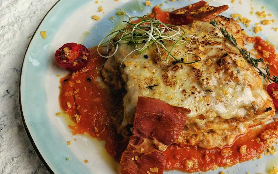 Tomato and ginger chicken curry in a serving dish.